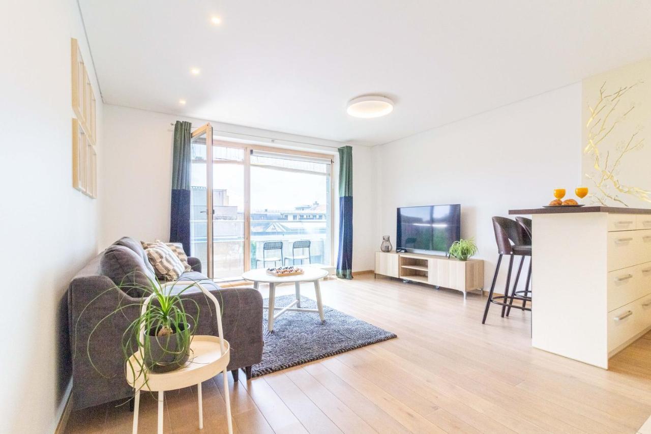 Cohost I Sunny Center Apt, Covered Parking, Balcony & Self Check-In カウナス エクステリア 写真