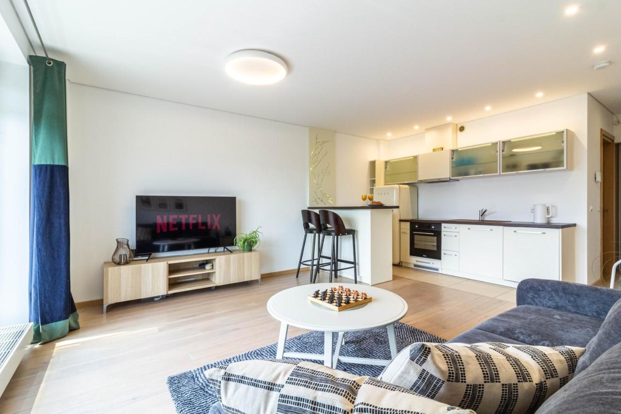 Cohost I Sunny Center Apt, Covered Parking, Balcony & Self Check-In カウナス エクステリア 写真
